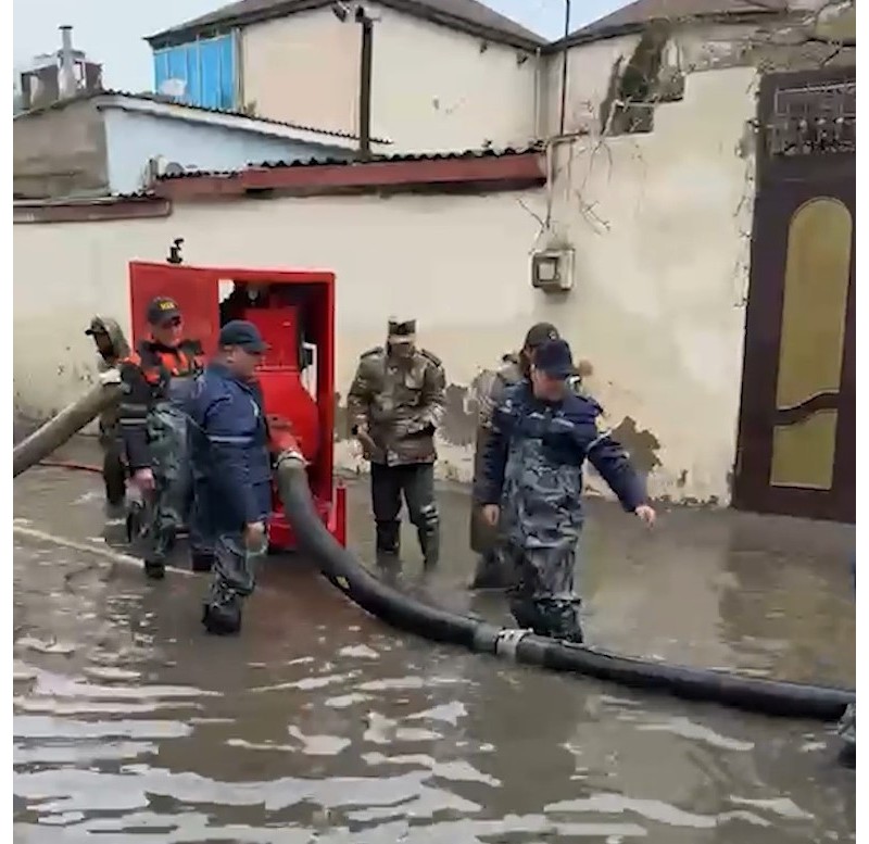 FHN: İntensiv yağışlarla əlaqədar fəsadların aradan qaldırılması və suçəkmə işləri davam etdirilir - VİDEO 
