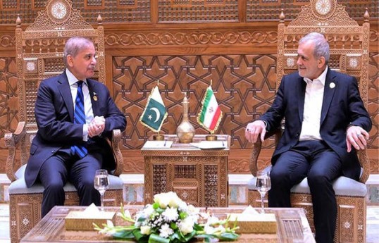 Pakistanın Baş naziri Şahbaz Şərif və İran prezidenti Məsud Pezeşkian