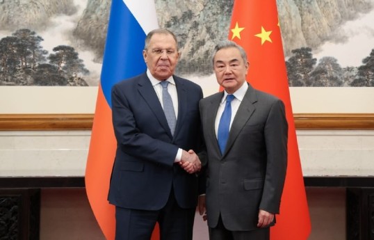 Rusiya xarici işlər naziri Sergey Lavrov və çinli həmkarı Van İ