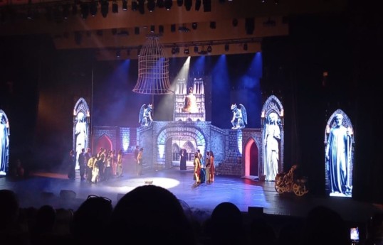 ƏSA Teatrının hazırladığı “Paris Notr-Dam” tamaşası nümayiş edilib - FOTO 