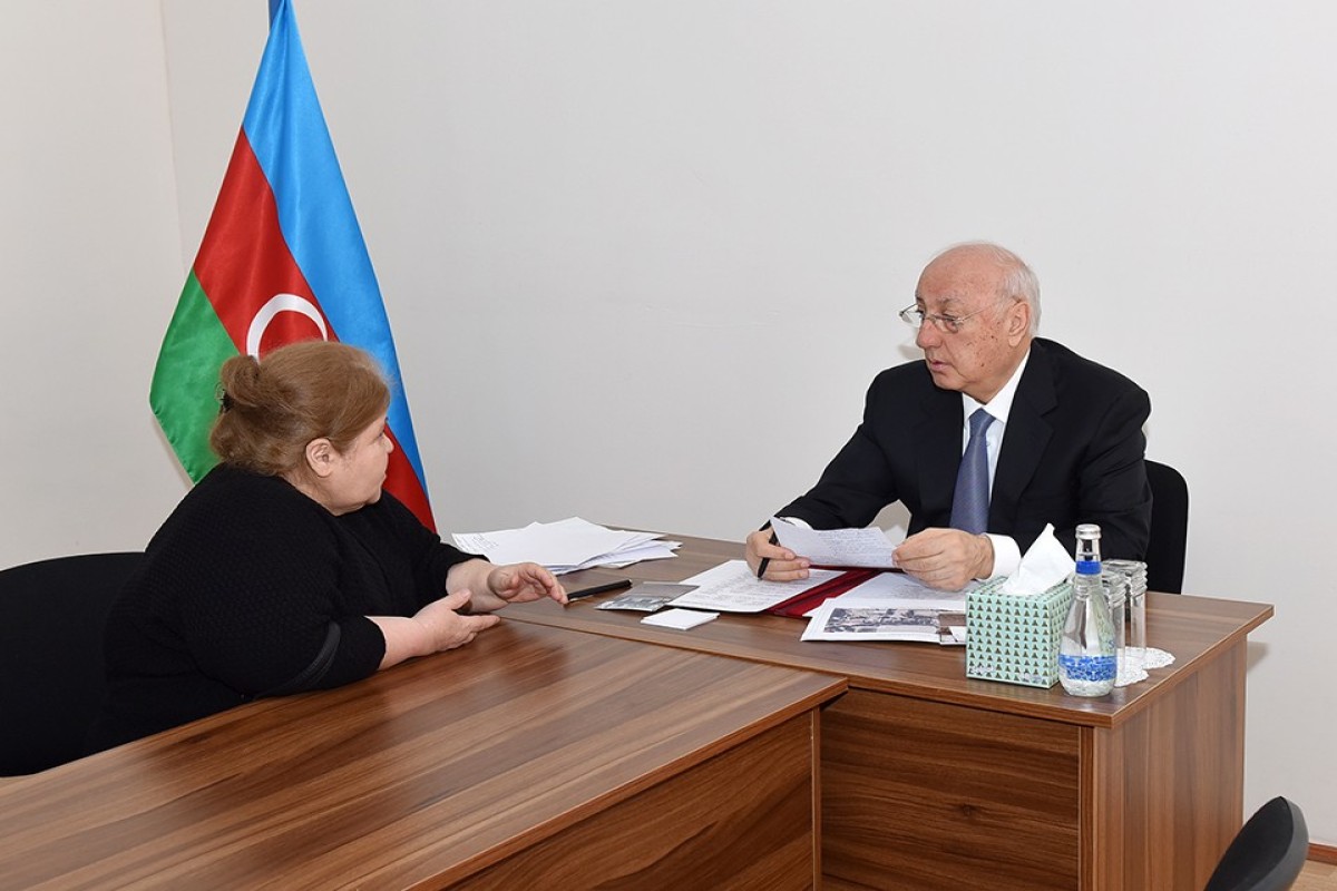 Zakir Fərəcov vətəndaş müraciətlərini dinləyib