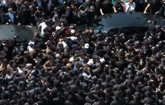 Samvel Karapetyanın məhkəməsi vaxtı polislə qarşıdurma olub, 17 nəfər saxlanılıb