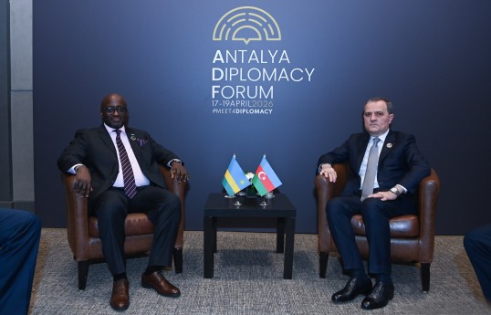 Ruanda Respublikasının Xarici İşlər və Beynəlxalq Əməkdaşlıq naziri Olivier Jean Patrick Nduhungirehe və Azərbaycanın xarici işlər naziri Ceyhun Bayramov