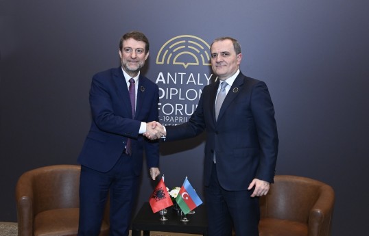 Albaniya Respublikasının Avropa və xarici işlər naziri İqli Hasani və Azərbaycan xarici işlər naziri Ceyhun Bayramov