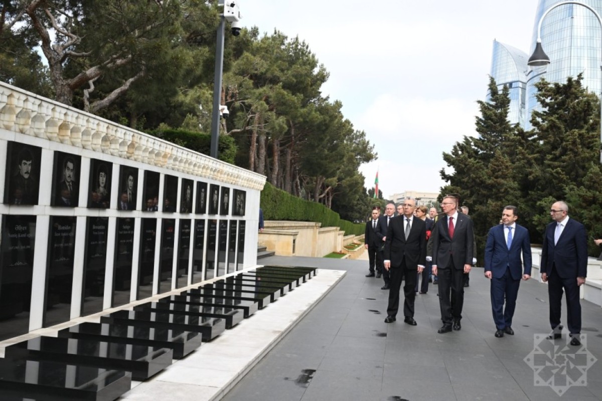 Latviya Prezidenti Şəhidlər xiyabanını ziyarət edib
