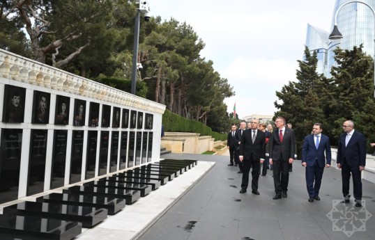 Latviya Prezidenti Şəhidlər xiyabanını ziyarət edib