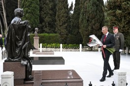 Latviya Prezidenti Ulu Öndər Heydər Əliyevin məzarını ziyarət edib