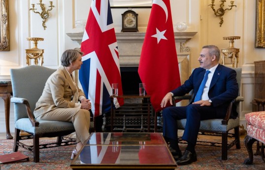 Britaniya xarici işlər, birlik və inkişaf məsələləri üzrə naziri İvett Kuper, Türkiyə xarici işlər naziri Hakan Fidan