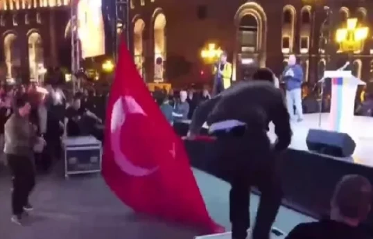 İrəvanda Türkiyə bayrağı yandırılıb, Paşinyan bunun yolverilməz olduğunu bildirib - VİDEO 
