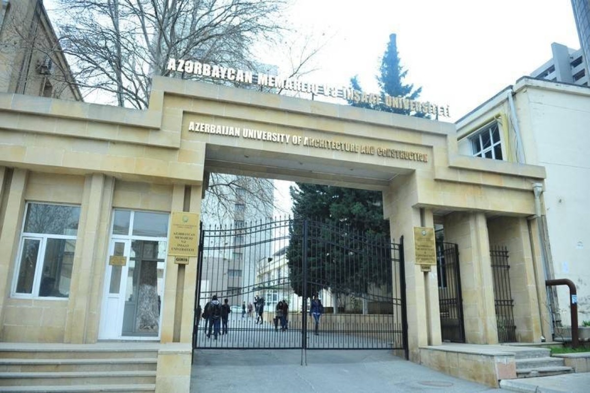 Memarlıq və İnşaat Universitetinin həyətində taxta tullantıları yanıb - YENİLƏNİB-1 