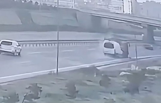 Bakıda avtomobil nasazlığa görə dayanan maşına çırpılıb, ölən var - VİDEO 