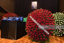 Nəriman Həsənzadə ilə vida mərasimi keçirilir, Prezident və Birinci vitse-prezident əklil göndərib - FOTO  - YENİLƏNİB-1 