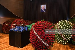 Nəriman Həsənzadə ilə vida mərasimi keçirilir, Prezident və Birinci vitse-prezident əklil göndərib - FOTO  - YENİLƏNİB-1 