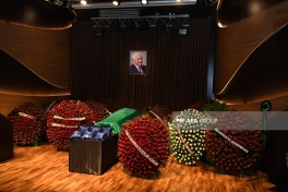 Nəriman Həsənzadə ilə vida mərasimi keçirilir, Prezident və Birinci vitse-prezident əklil göndərib - FOTO  - YENİLƏNİB 