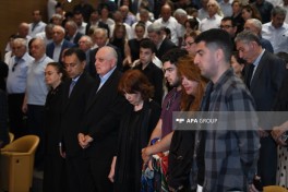 Nəriman Həsənzadə ilə vida mərasimi keçirilir, Prezident və Birinci vitse-prezident əklil göndərib - FOTO  - YENİLƏNİB-1 