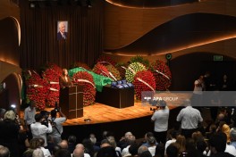 Nəriman Həsənzadə ilə vida mərasimi keçirilir, Prezident və Birinci vitse-prezident əklil göndərib - FOTO  - YENİLƏNİB-1 