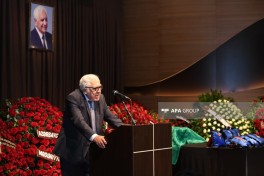 Nəriman Həsənzadə ilə vida mərasimi keçirilir, Prezident və Birinci vitse-prezident əklil göndərib - FOTO  - YENİLƏNİB-1 