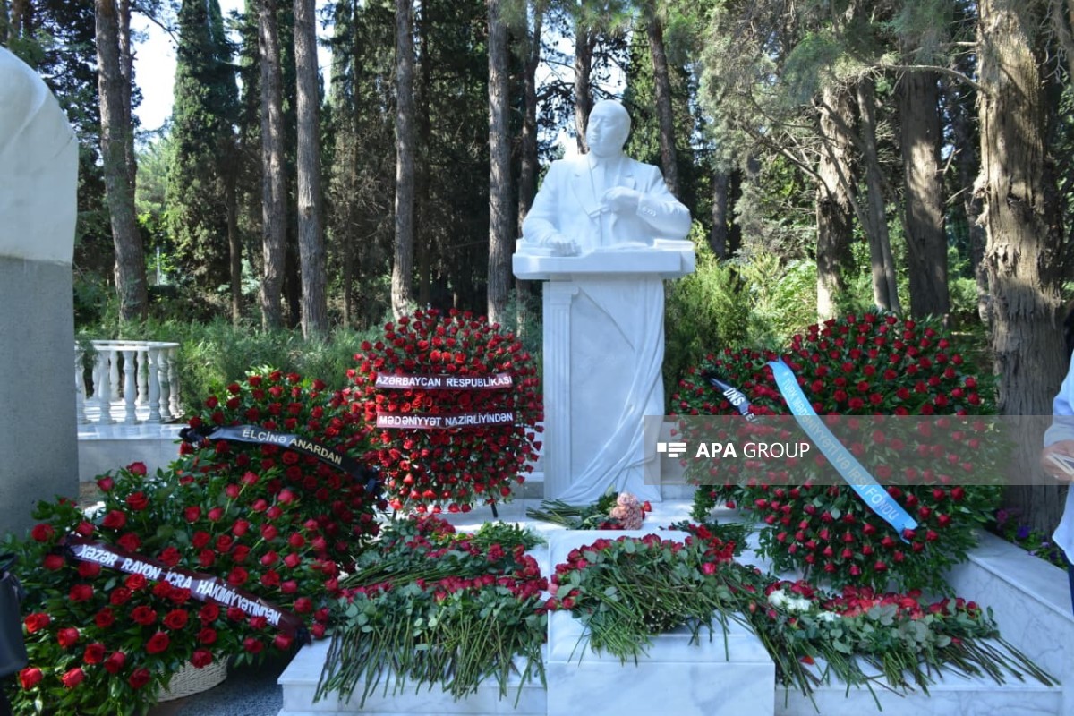 Xalq yazıçısı Elçinin qəbirüstü abidəsinin açılışı olub - FOTO 