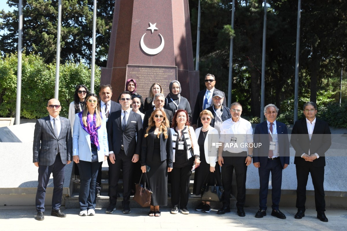 Türkiyə nümayəndə heyəti Şəhidlər xiyabanı və Türk şəhidliyini ziyarət edib - FOTO 
