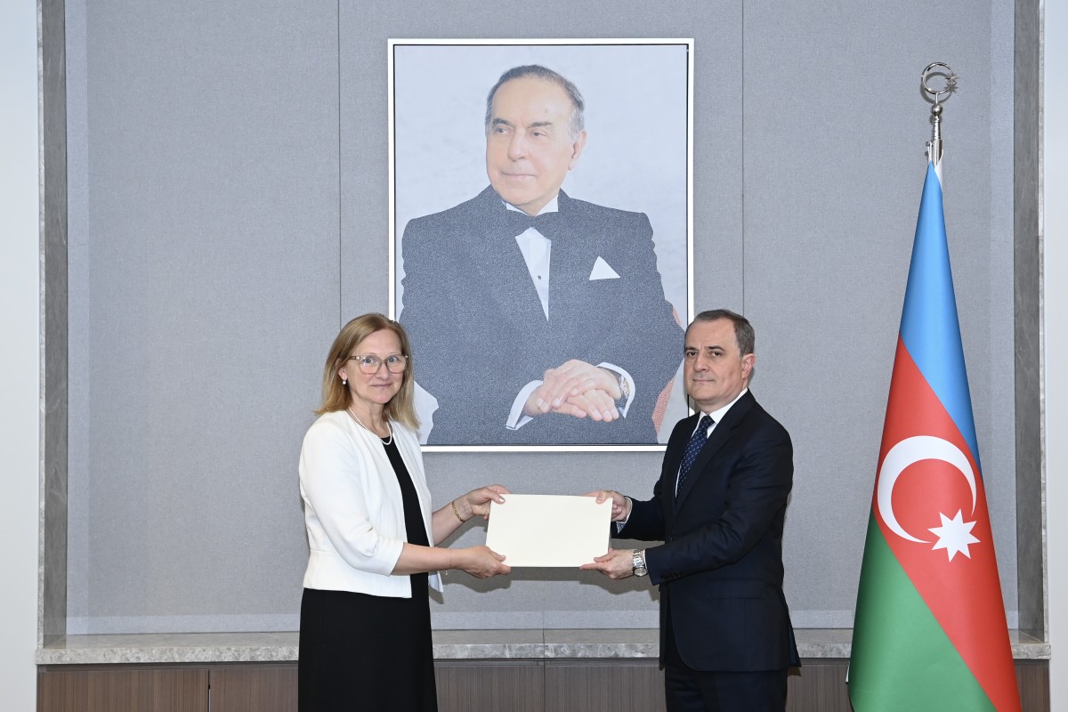 Estoniya Respublikasının Azərbaycan Respublikasında yeni təyin olunmuş fövqəladə və səlahiyyətli səfiri Tiina Nirk və Azərbaycan Respublikasının xarici işlər naziri Ceyhun Bayramov