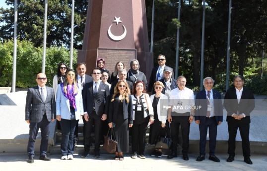 Türkiyə nümayəndə heyəti Şəhidlər xiyabanı və Türk şəhidliyini ziyarət edib - FOTO 
