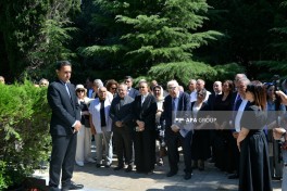 Xalq yazıçısı Elçinin qəbirüstü abidəsinin açılışı olub - FOTO 