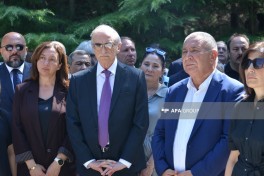 Xalq yazıçısı Elçinin qəbirüstü abidəsinin açılışı olub - FOTO 