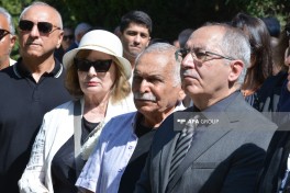 Xalq yazıçısı Elçinin qəbirüstü abidəsinin açılışı olub - FOTO 