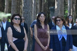 Xalq yazıçısı Elçinin qəbirüstü abidəsinin açılışı olub - FOTO 