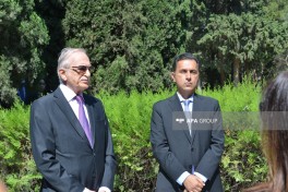 Xalq yazıçısı Elçinin qəbirüstü abidəsinin açılışı olub - FOTO 