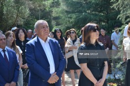Xalq yazıçısı Elçinin qəbirüstü abidəsinin açılışı olub - FOTO 