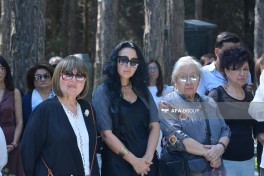 Xalq yazıçısı Elçinin qəbirüstü abidəsinin açılışı olub - FOTO 