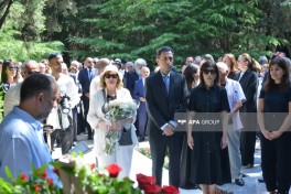 Xalq yazıçısı Elçinin qəbirüstü abidəsinin açılışı olub - FOTO 