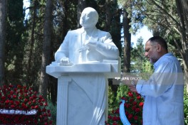 Xalq yazıçısı Elçinin qəbirüstü abidəsinin açılışı olub - FOTO 