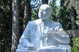 Xalq yazıçısı Elçinin qəbirüstü abidəsinin açılışı olub - FOTO 