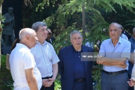 Xalq yazıçısı Elçinin qəbirüstü abidəsinin açılışı olub - FOTO 