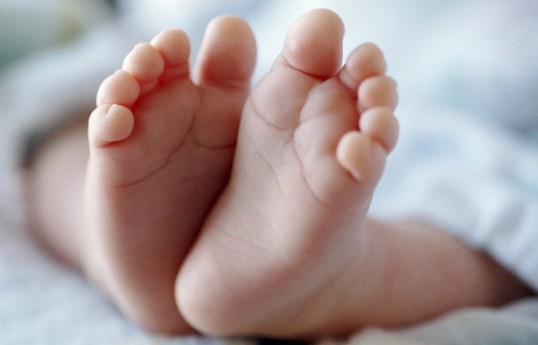 Biləsuvarda körpə nəfəs borusunda qida qalmasına görə ölüb