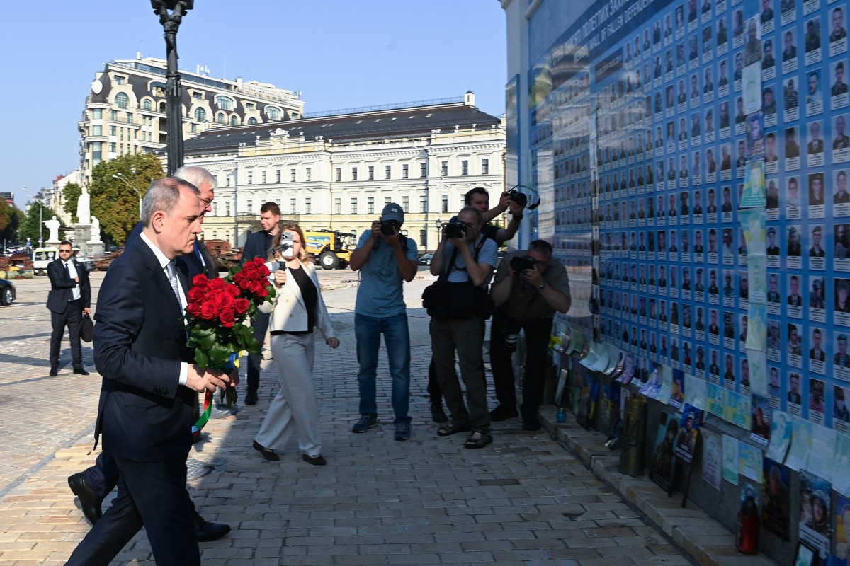 Ceyhun Bayramov Ukraynanın müharibədə həlak olmuş müdafiəçilərinin xatirə memorialını ziyarət edib