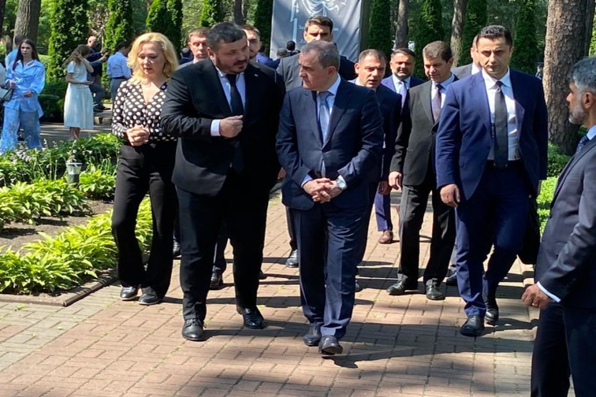 Ukraynanın Azərbaycandakı səfiri Yuri Husyev və Azərbaycanın xarici işlər naziri Ceyhun Bayramov