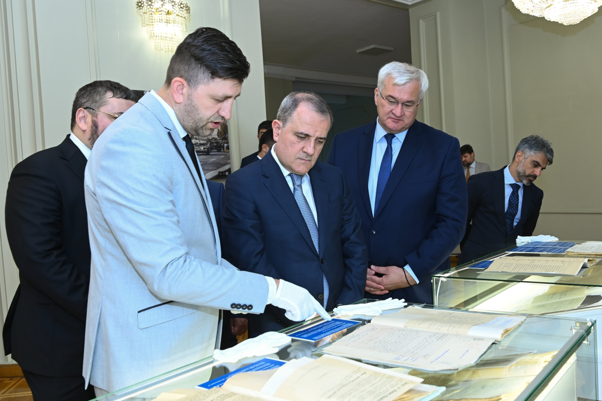 Ceyhun Bayramov Ukraynada Azərbaycan Xalq Cümhuriyyətinin diplomatik irsinə aid arxiv sənədləri ilə tanış olub