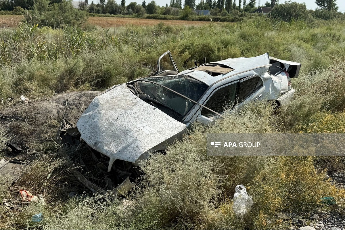Zərdabda maşın dirəyə çırpılıb, ölən və xəsarət alanlar var - <span class="red_color">FOTO