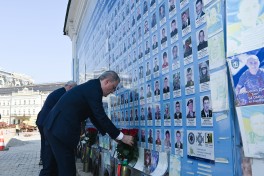Ceyhun Bayramov Ukraynanın müharibədə həlak olmuş müdafiəçilərinin xatirə memorialını ziyarət edib