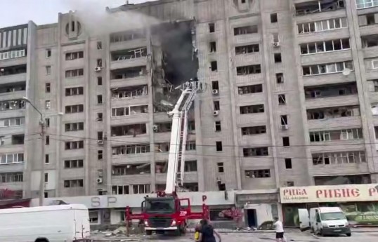 Xarkovda 10 mərtəbəli yaşayış binası vurulub, ölənlər var