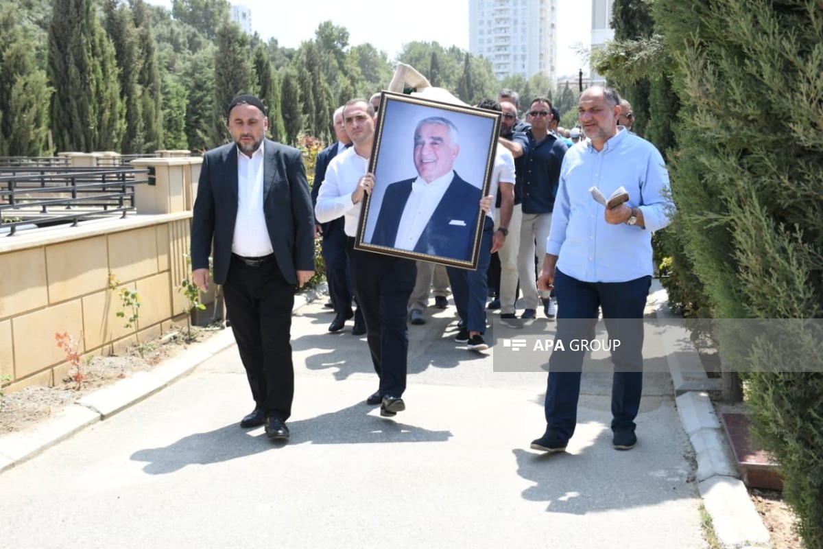 Çingiz Əlioğlu “Qurd qapısı” qəbiristanlığında dəfn edilib - FOTO 