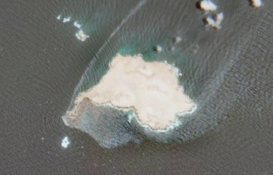 Oman sahillərində batan tankerdən neft sızması baş verib