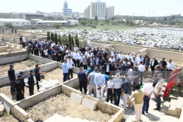 Çingiz Əlioğlu “Qurd qapısı” qəbiristanlığında dəfn edilib - FOTO 