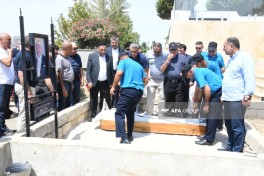 Çingiz Əlioğlu “Qurd qapısı” qəbiristanlığında dəfn edilib - FOTO 