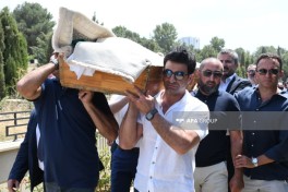 Çingiz Əlioğlu “Qurd qapısı” qəbiristanlığında dəfn edilib - FOTO 