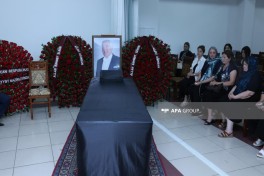 Çingiz Əlioğlu “Qurd qapısı” qəbiristanlığında dəfn edilib - FOTO 