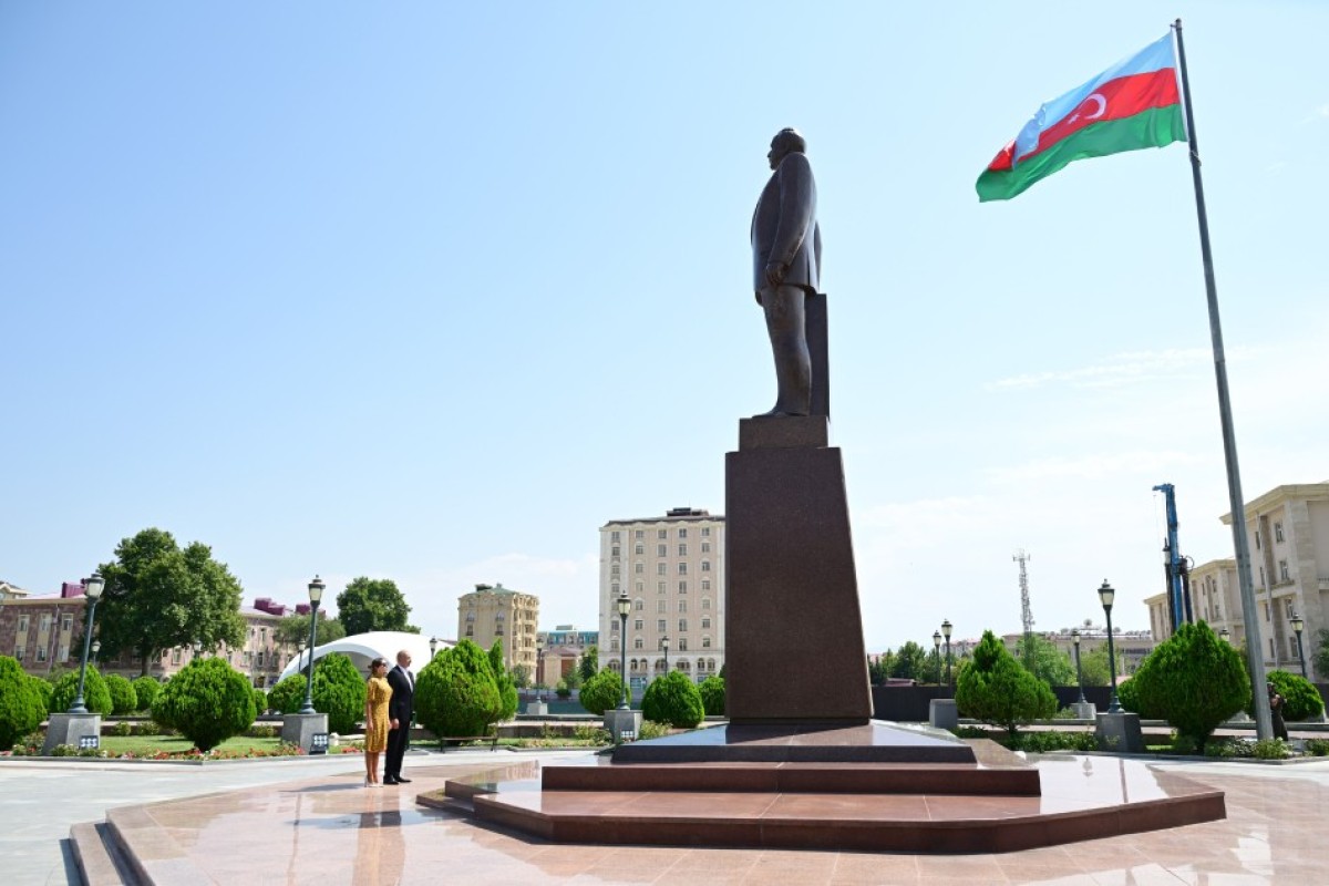 Prezident İlham Əliyev Ümummilli Lider Heydər Əliyevin Naxçıvan şəhərindəki abidəsini ziyarət edib